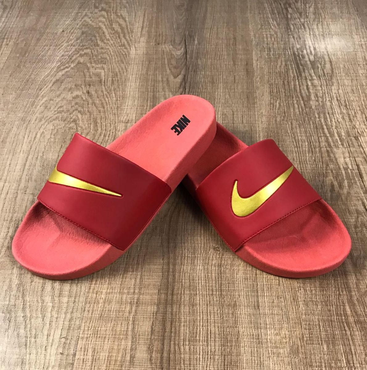 chinelo nike vermelho e dourado