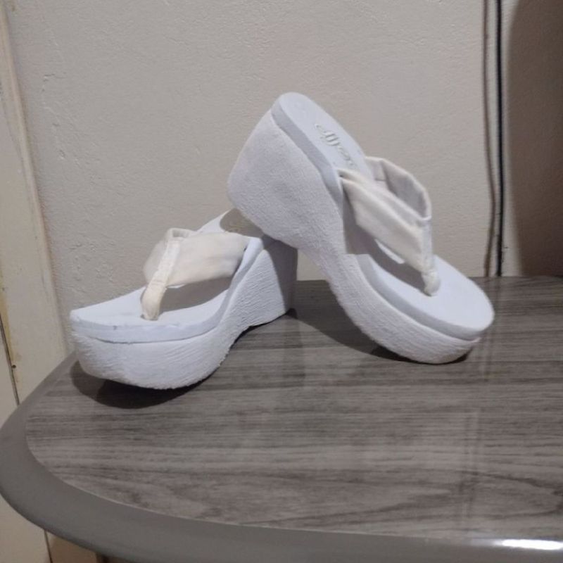 Chinelo sales dijean plataforma