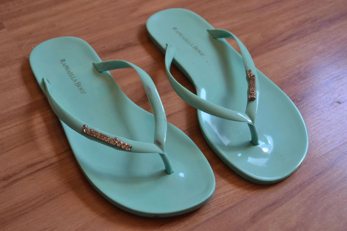 raphaella booz chinelo