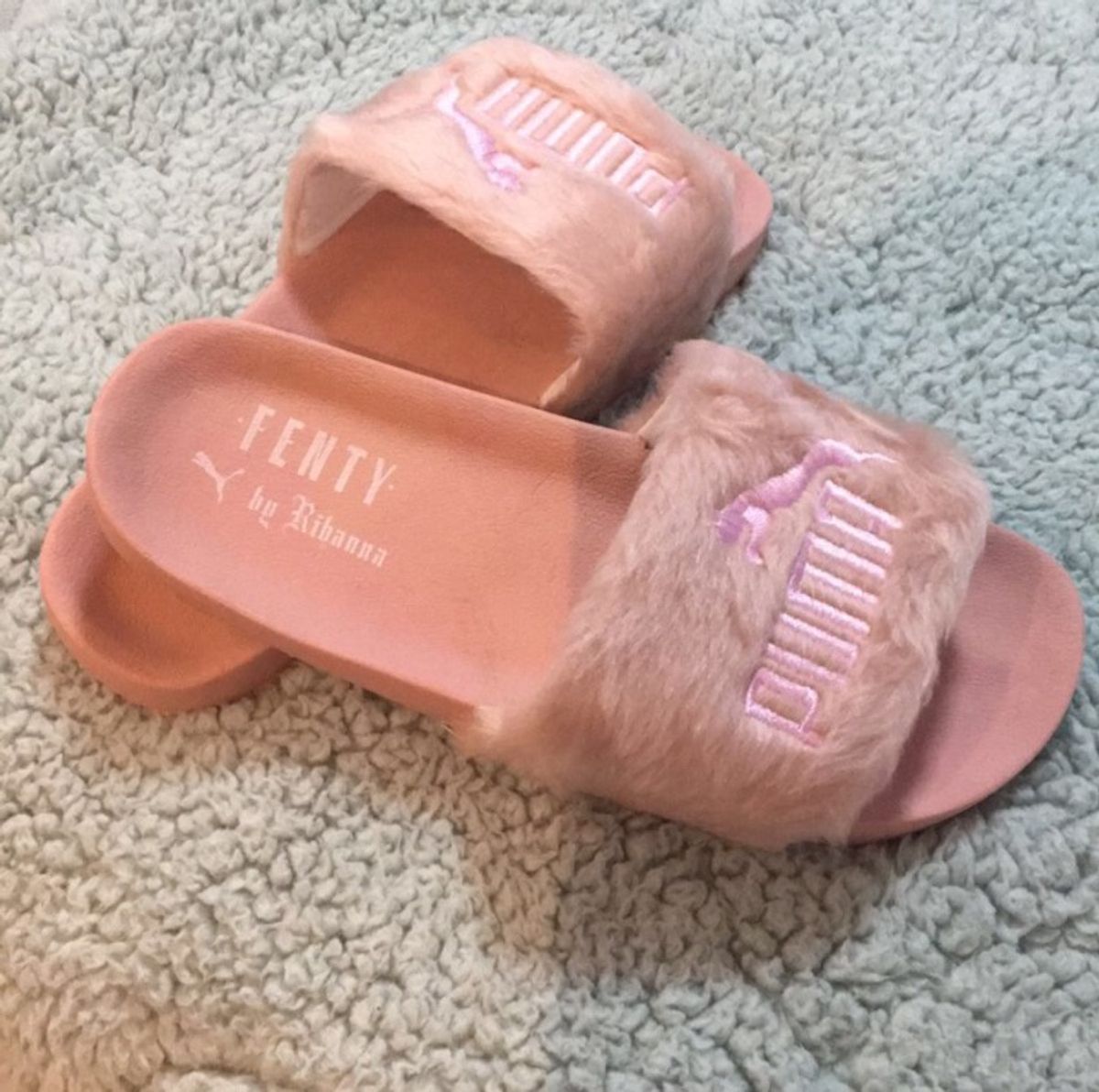 chinelo fenty puma rosa