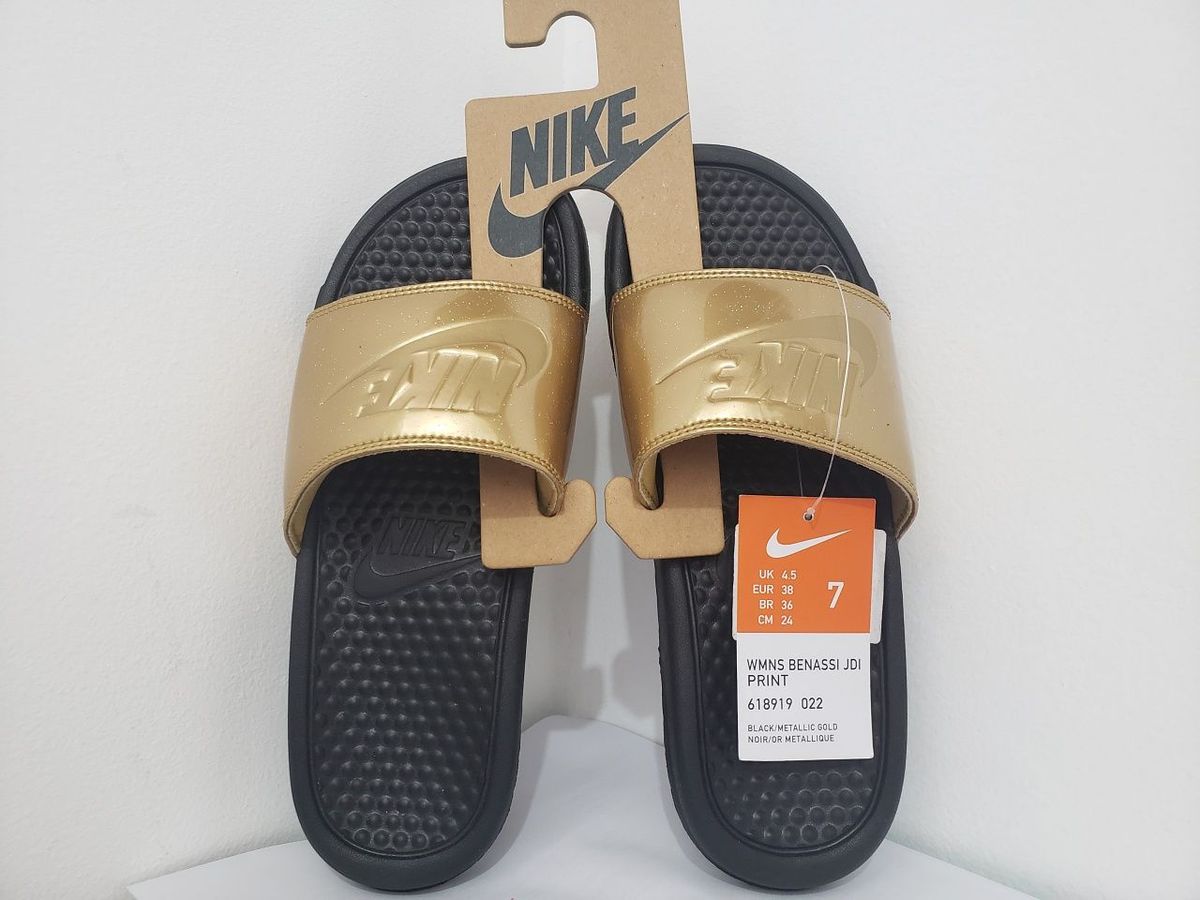 chinelo da nike dourado