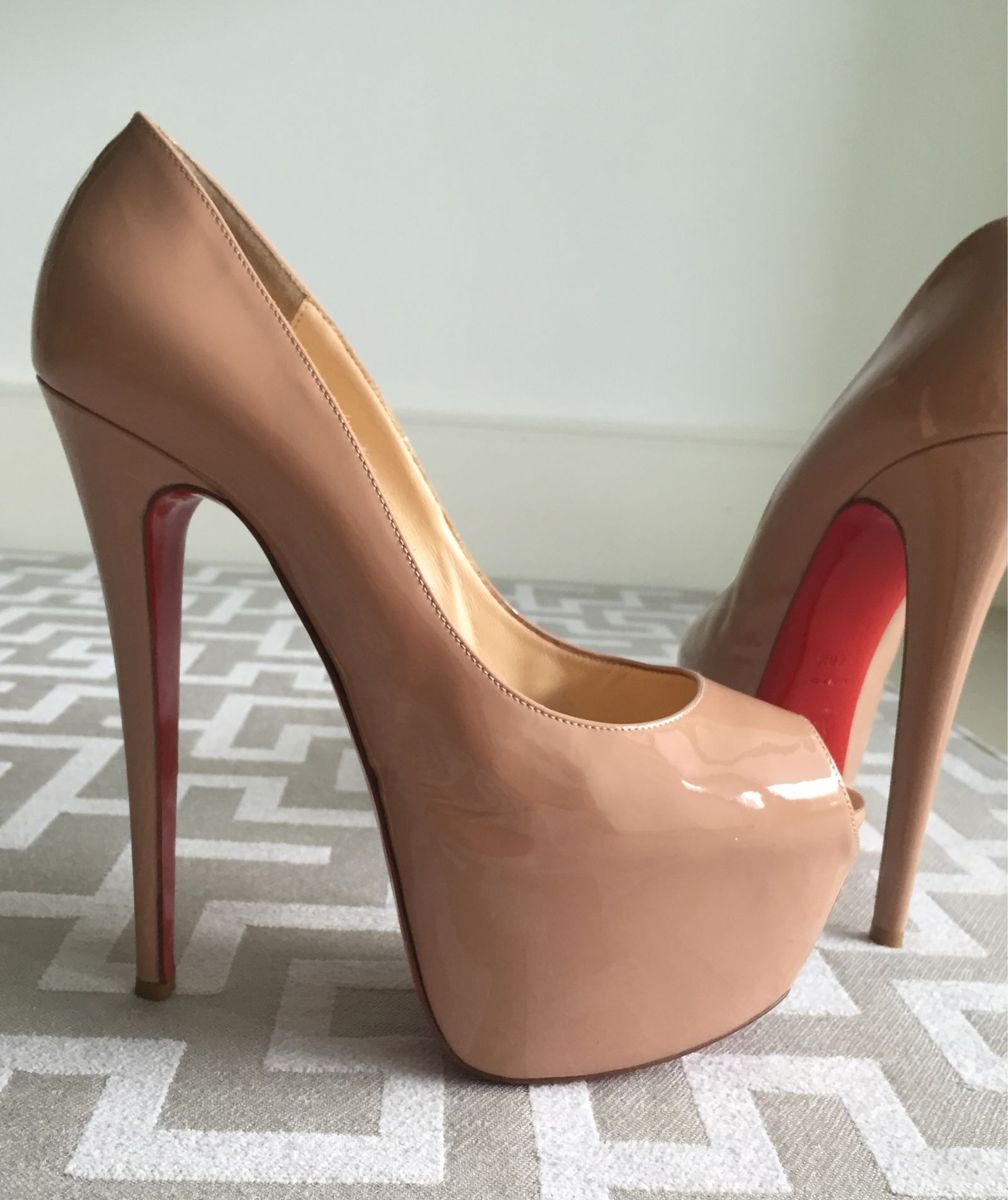 sandalia louboutin preço