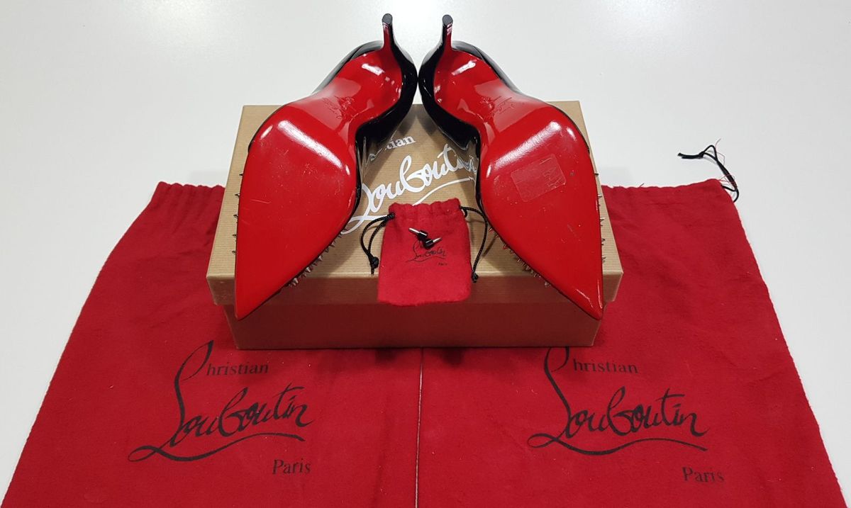 scarpin preto sola vermelha louboutin