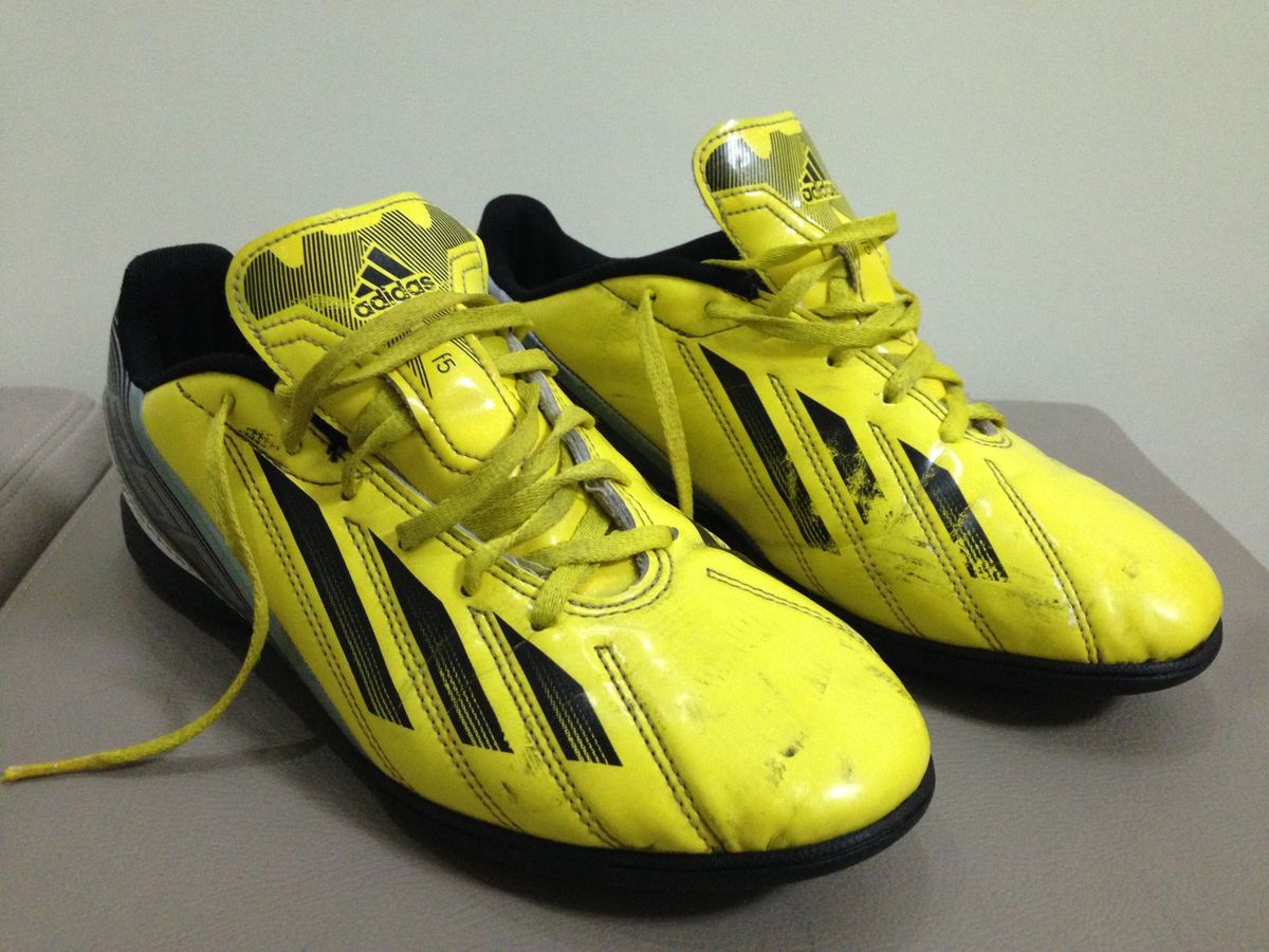 chuteira amarela da adidas