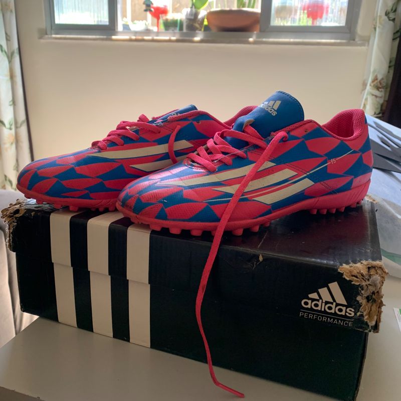 Adidas azul e rosa 2024 chuteira