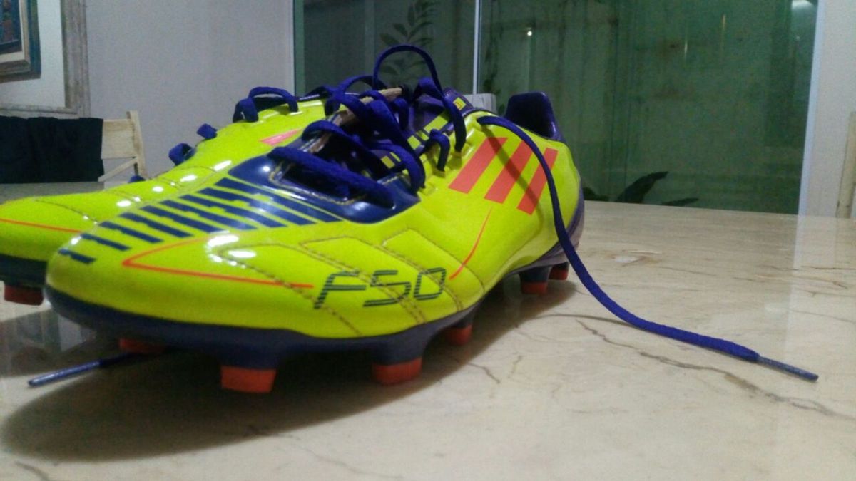 Featured image of post Chuteira Campo Adidas F50 Enquanto a adidas f50 adizero normal de inicia o pesa 150g a adidas conseguiu reduzir o peso em 15 gramas para fazer a chuteira mais leve do mercado