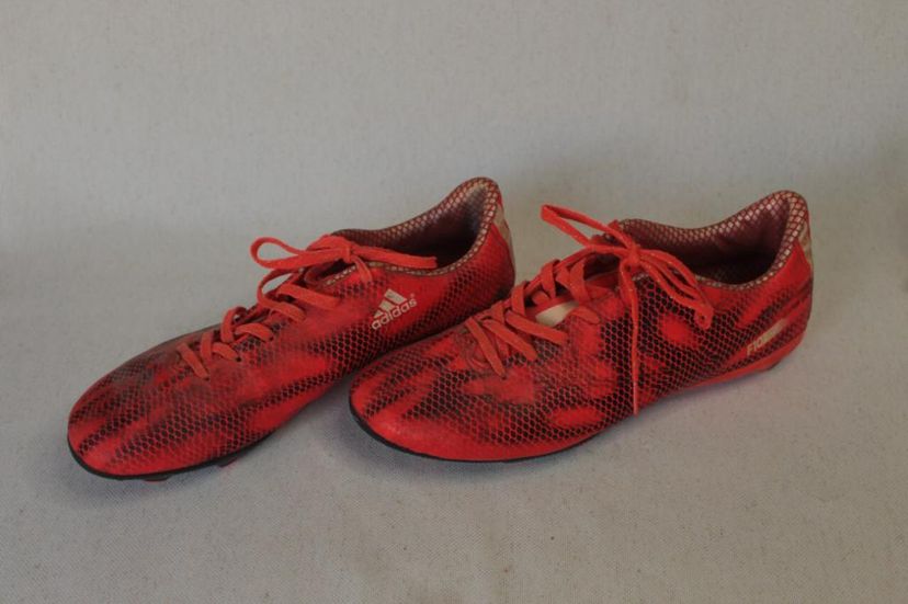 chuteira adidas f10 vermelha