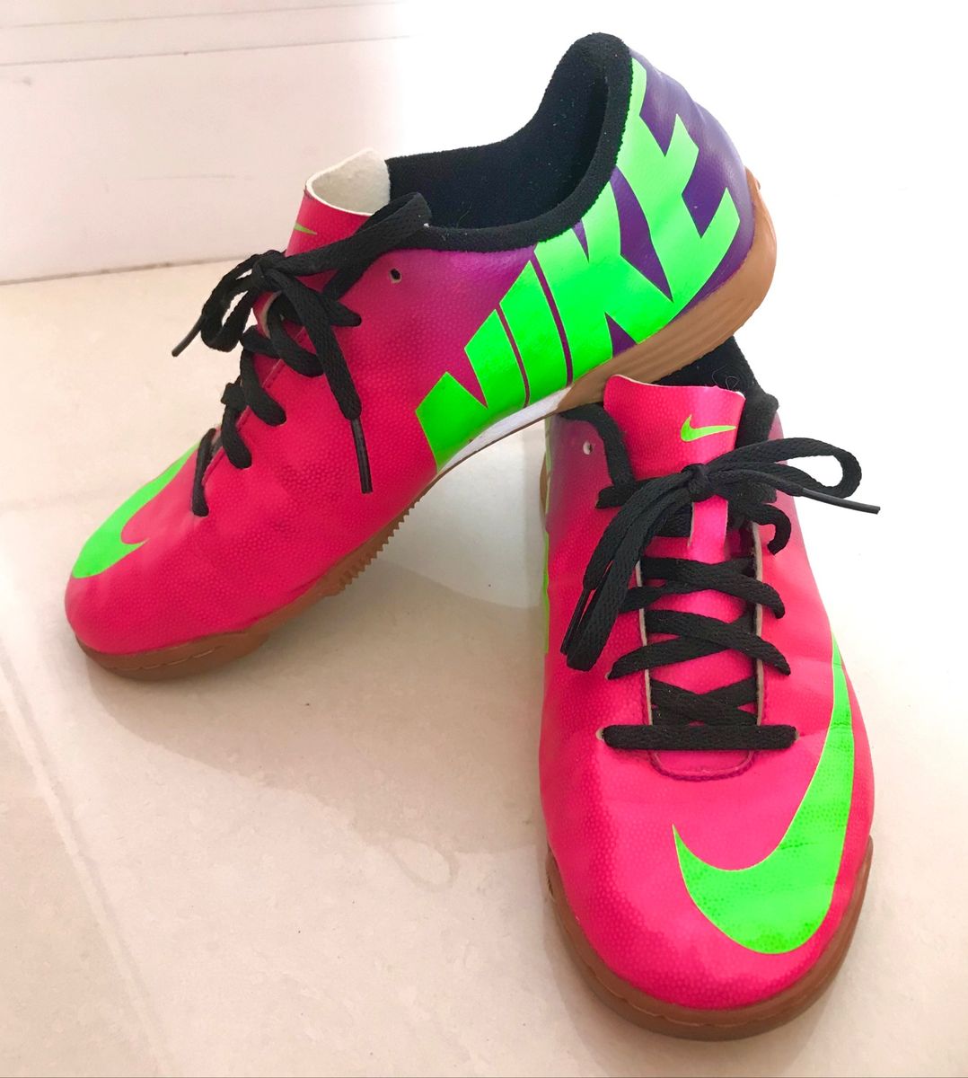 Multa Promover Pila de Chuteira de Futsal Nike Mercurial Rosa Verde Roxo | Tênis Feminino Nike  Usado 53117430 | enjoei