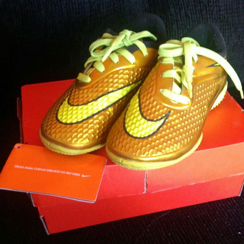 Chuteira futsal nike store dourada