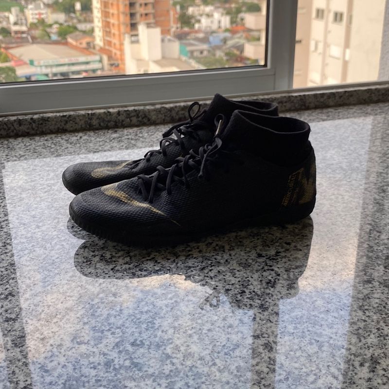 Chuteira nike best sale preta com dourado