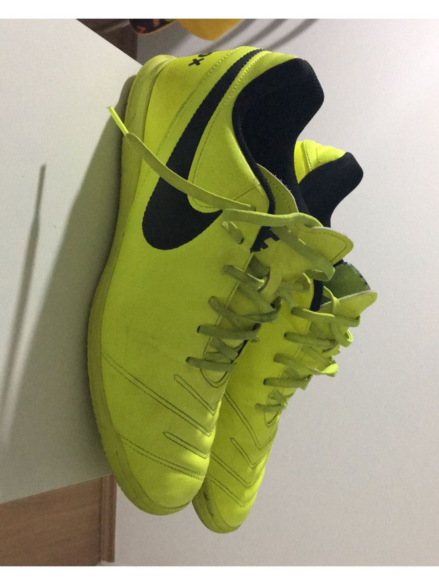 tenis futsal nike amarelo