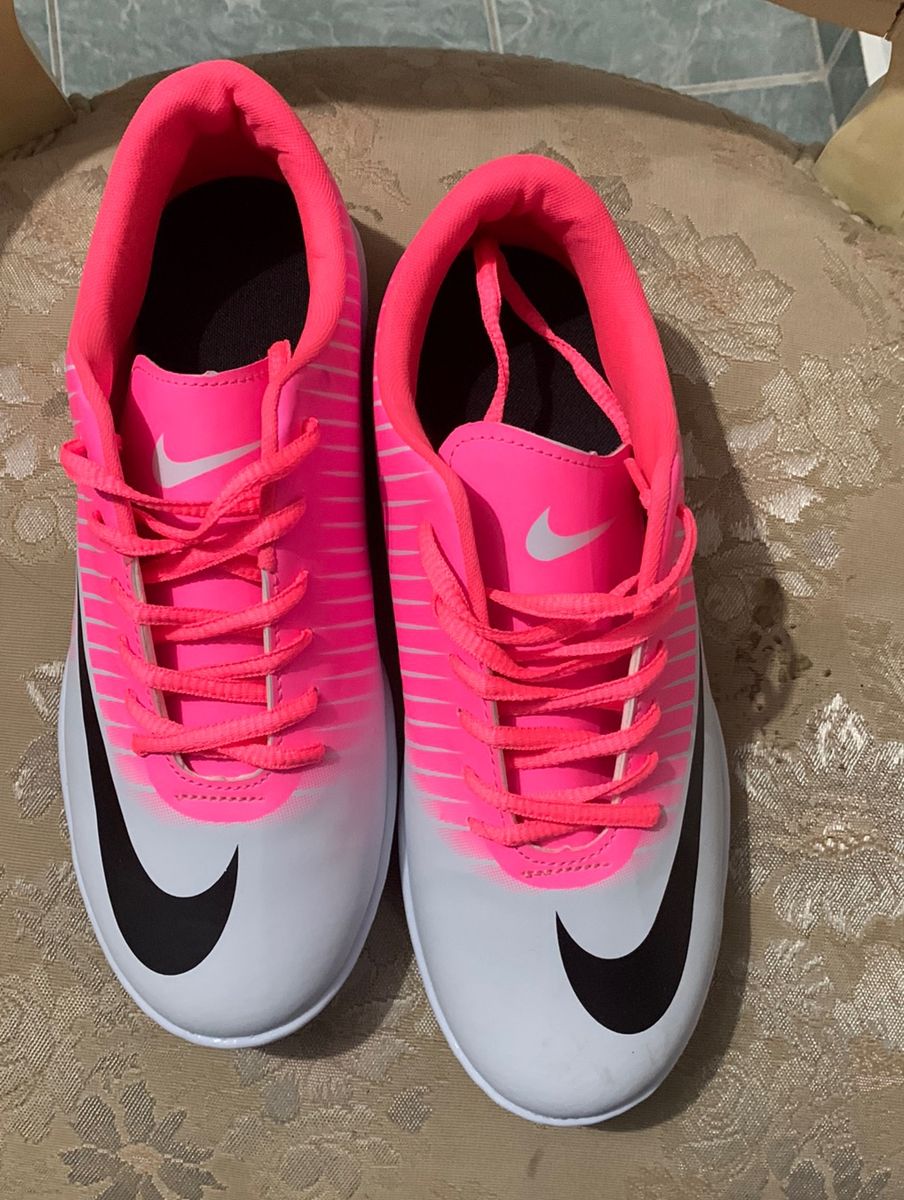 Chuteira feminina best sale futsal nike rosa