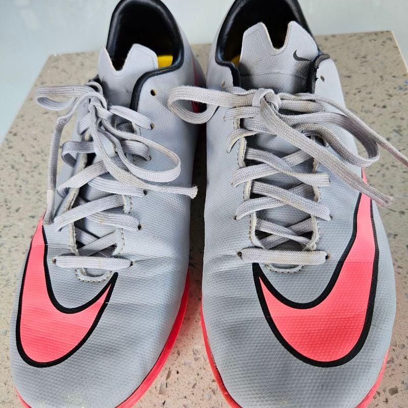 Chuteira nike mercurial hot sale cinza e rosa