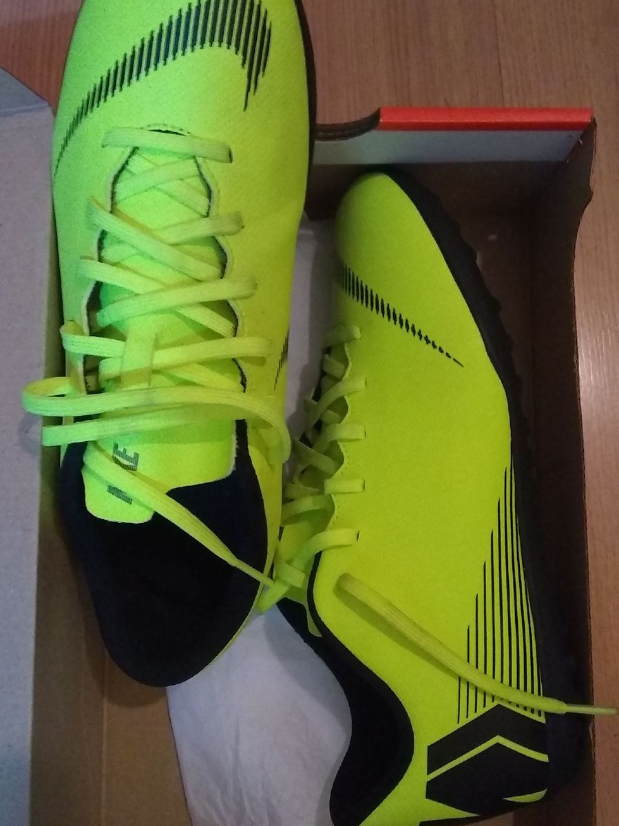 chuteira nike mercurial roxa e verde