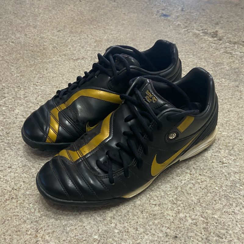 Chuteira Nike Society Total 90 Shift Preta e Dourada Nike