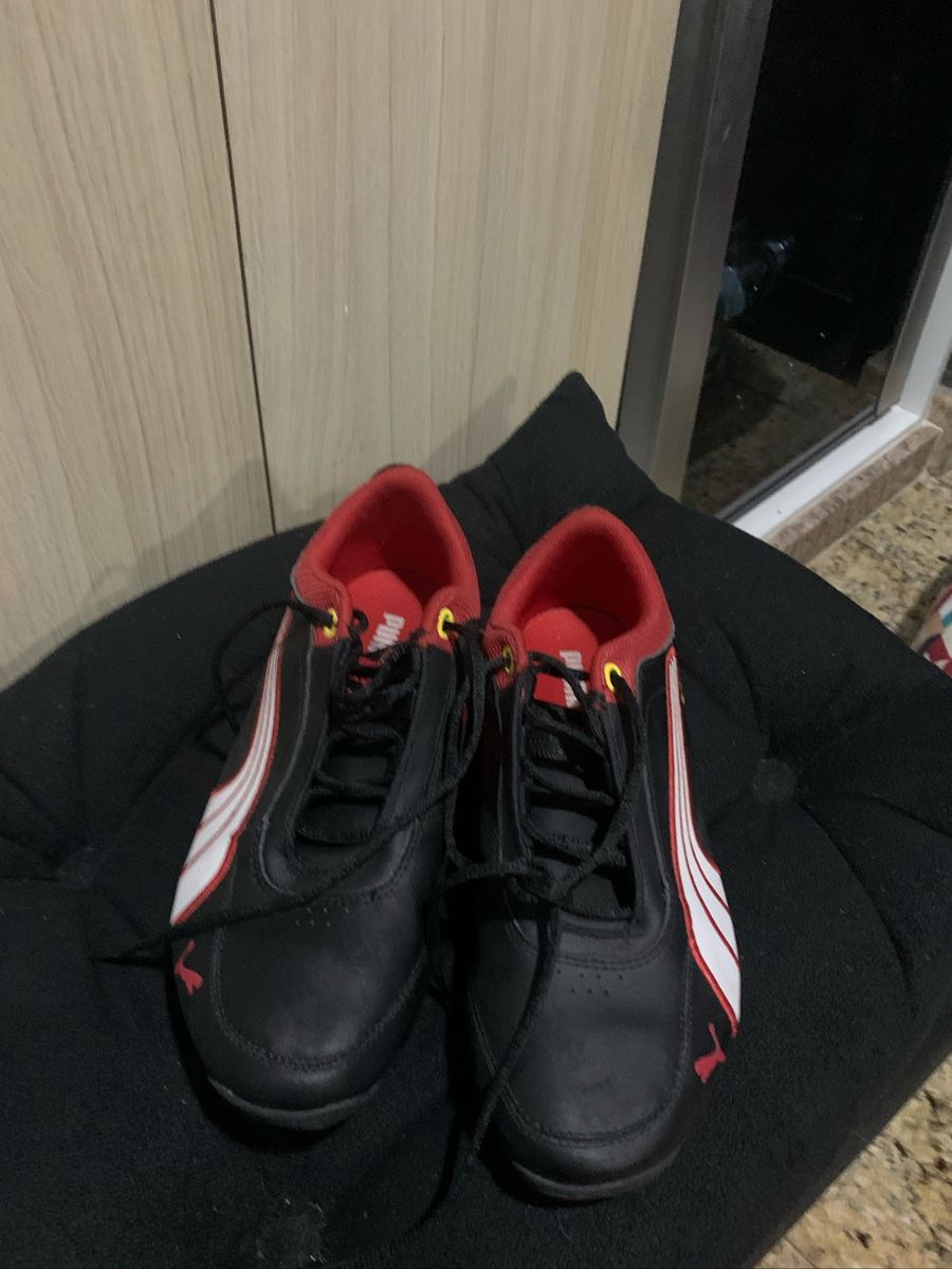 chuteira puma vermelha e preta