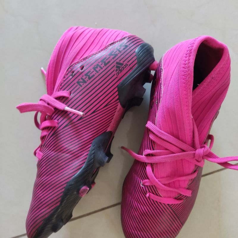 Chuteira rosa hot sale da adidas