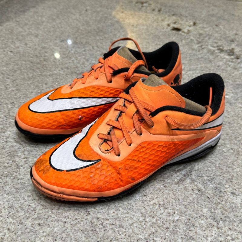 Chuteira nike hypervenom preta best sale e laranja