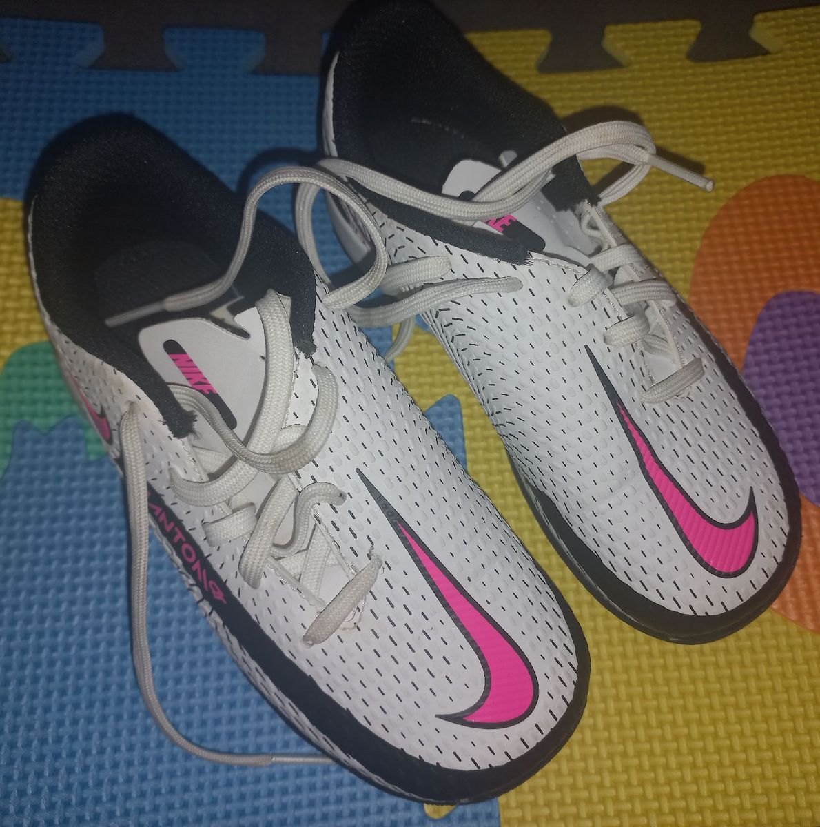 Chuteira society nike hot sale branca e rosa