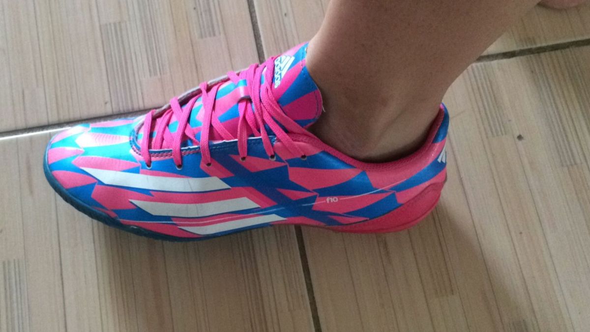 chuteira da adidas feminina