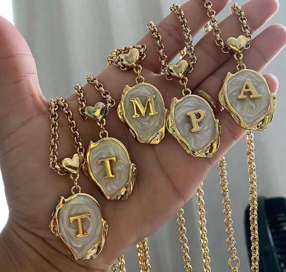 Colar Banhado a Ouro com Letra do Nome em Base Madrepeola Bijuteria Feminina 79 Nunca Usado