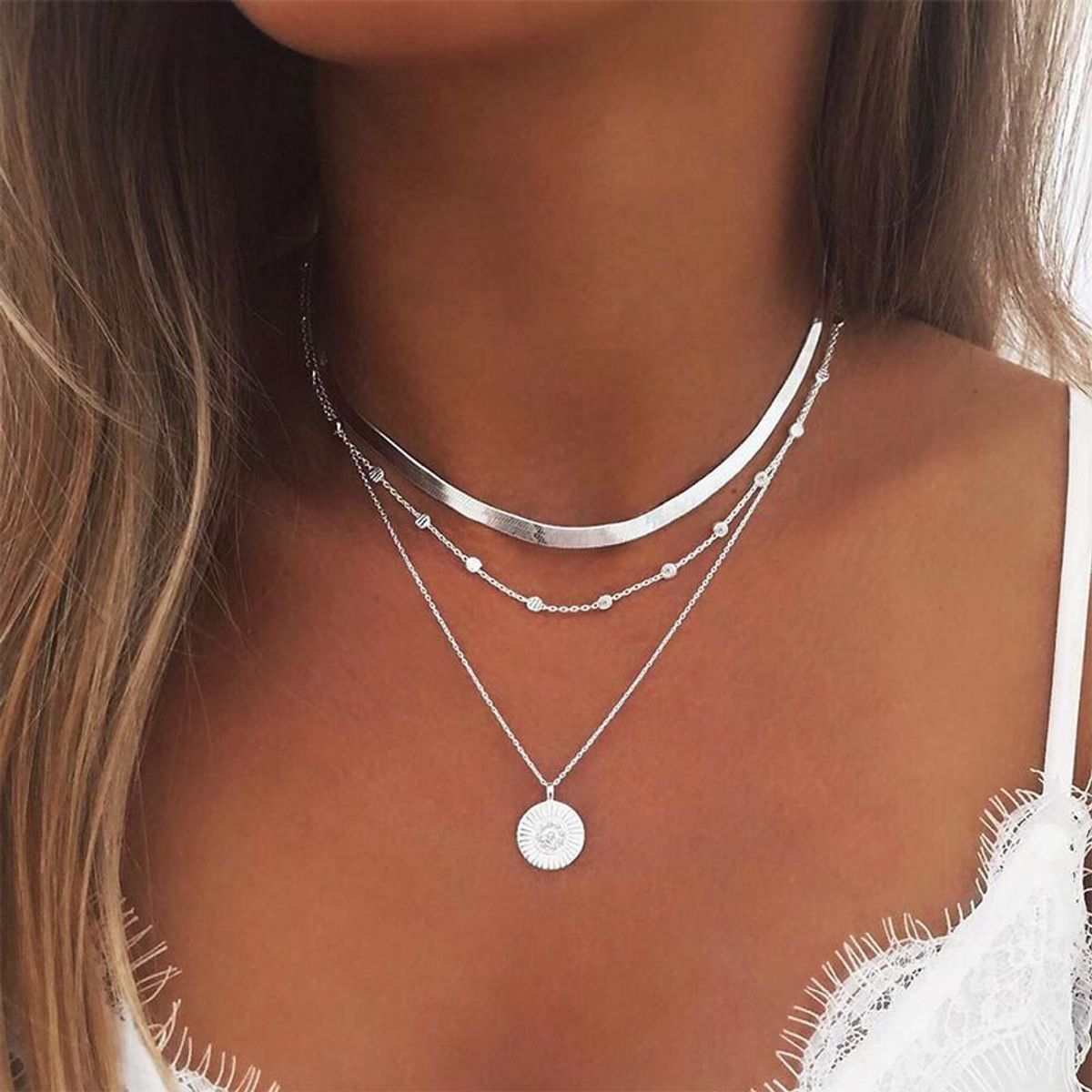 colar-feminino-gargantilha-cor-prata-medalha-tr-s-fios-bijuteria