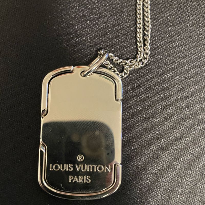 Colar Masculino Monogram Locket em Paládio - LOUIS VUITTON®