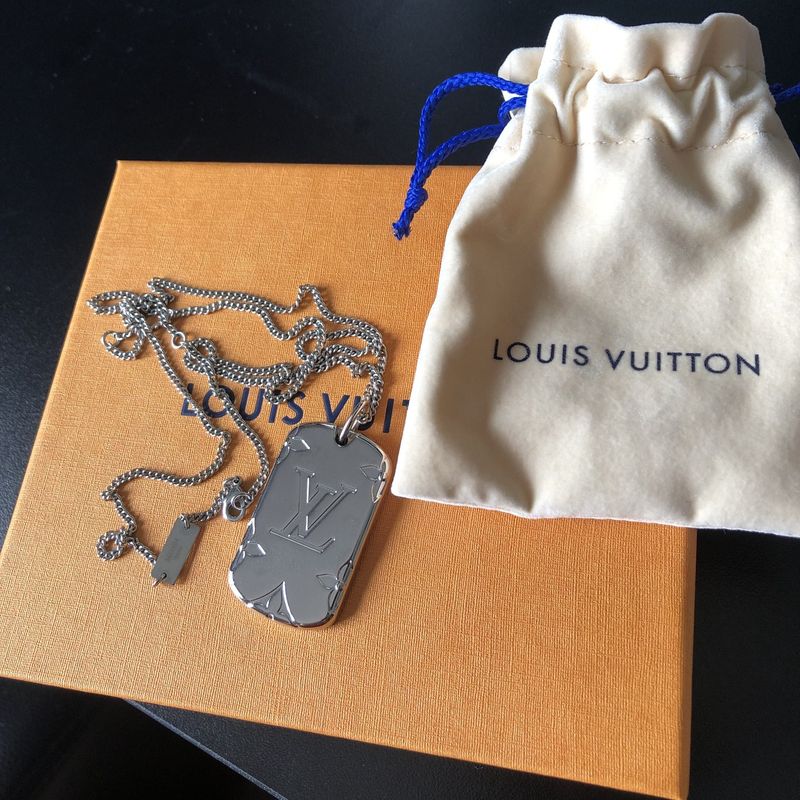 Colar Monogram Locket Louis Vuitton | Produto Masculino Louis Vuitton Usado  78818378 | enjoei
