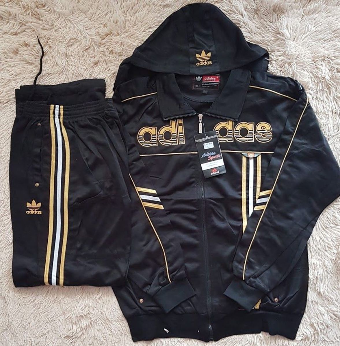 jaqueta adidas preta e dourada