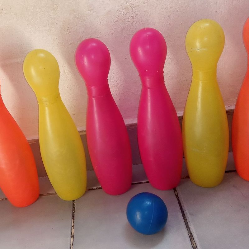 Jogo De Boliche Grande Brinquedo Com 10 Pinos 30cm 2 Bolas