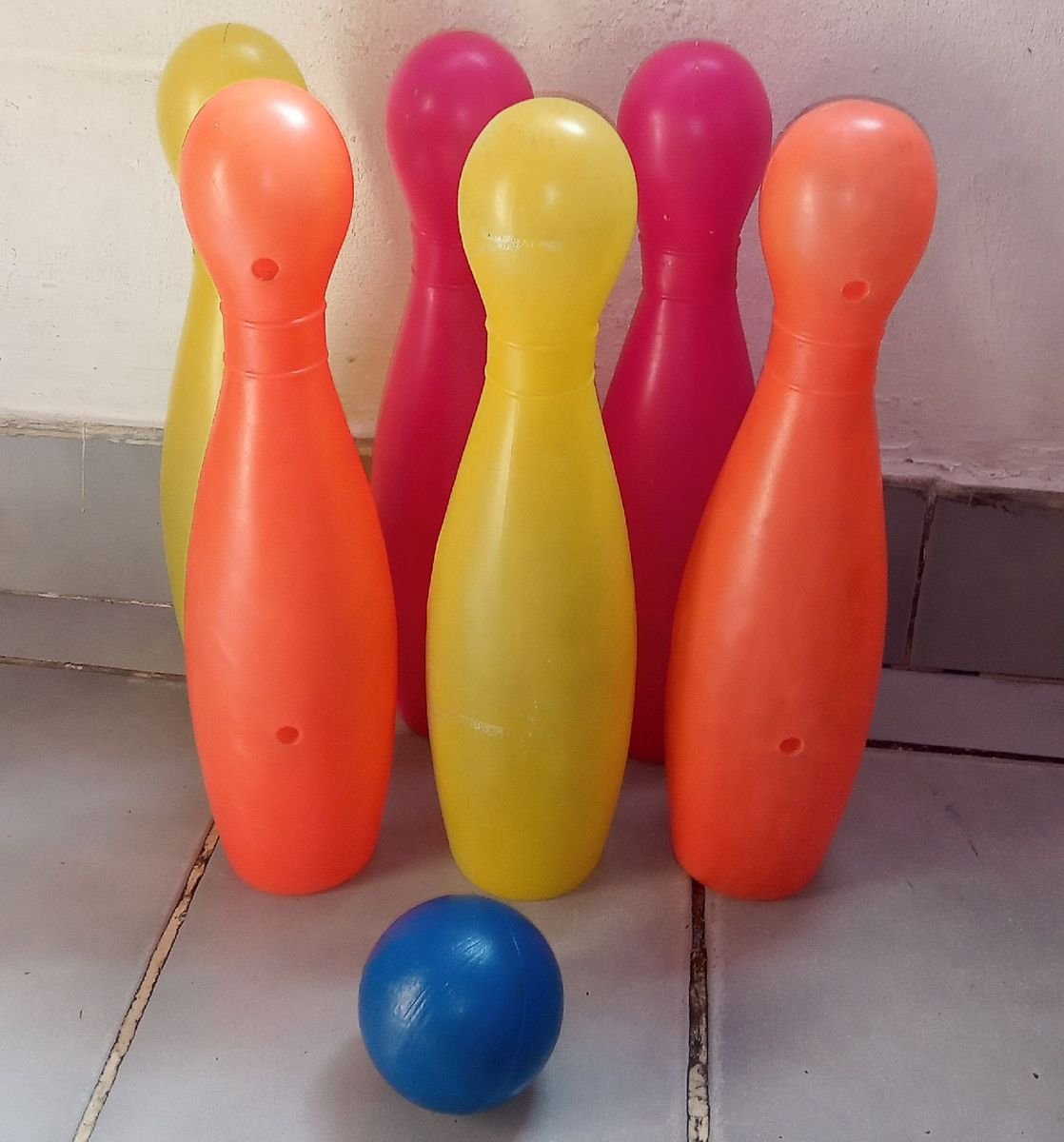 Jogo De Boliche Grande Brinquedo Com 10 Pinos 30cm 2 Bolas