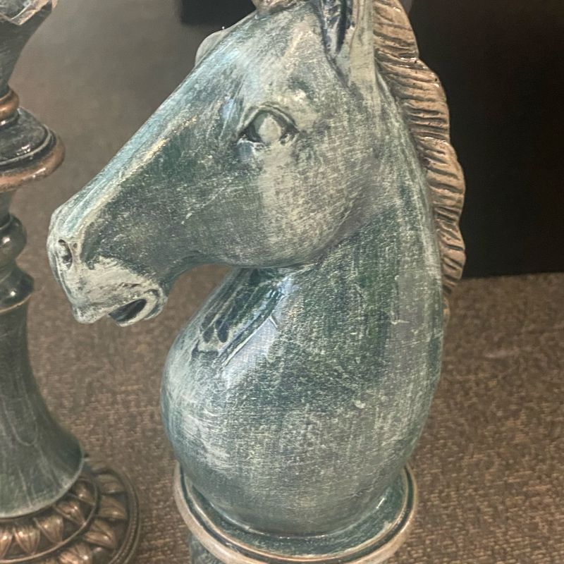 Peças de Xadrez Decorativas Trio Rei Rainha Cavalo em Resina