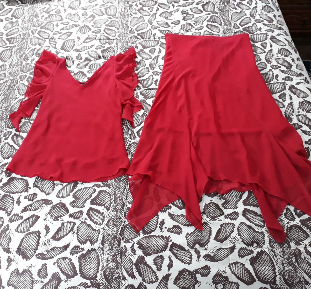 conjunto de saia e blusa feminina