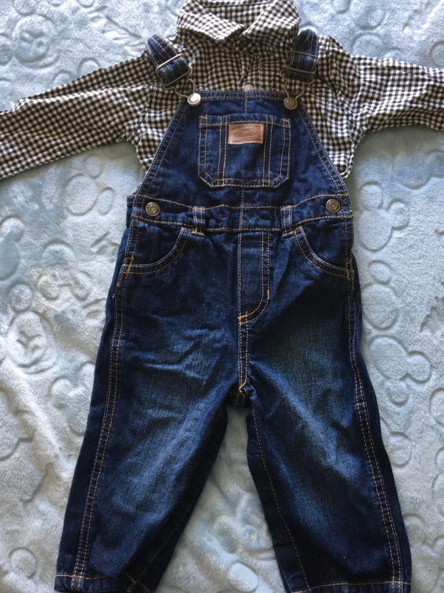 macacão jeans com camisa xadrez