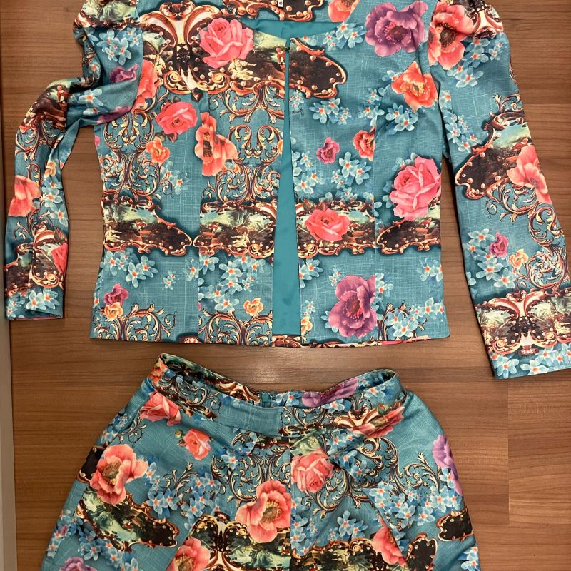 Conjunto de short sales e blazer estampado