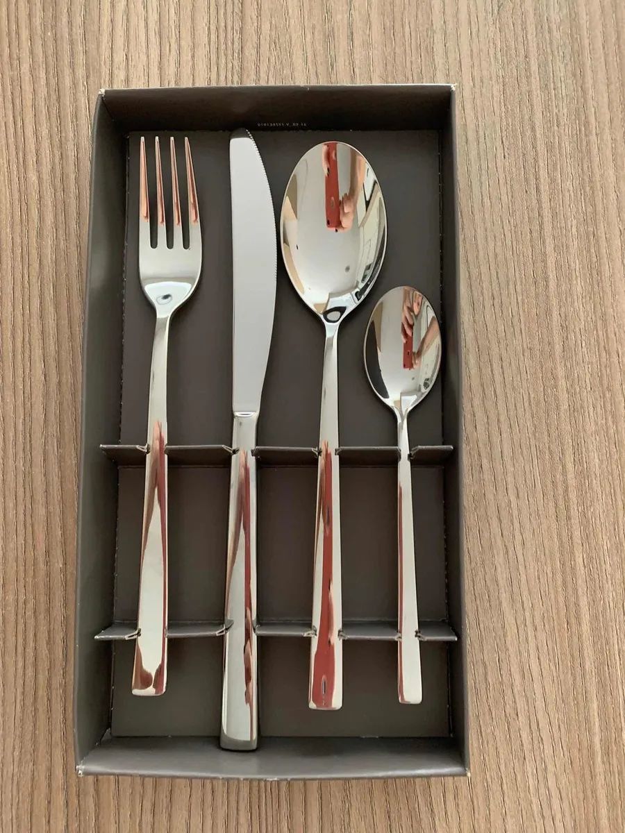 Os Talheres Do Jantar