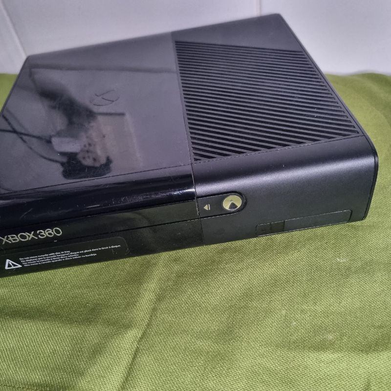 Xbox 360 Slim, Fonte Original Bivolt, com Kinect e Dois Controles. |  Console de Videogame Xbox 360 Usado 77596901 | enjoei