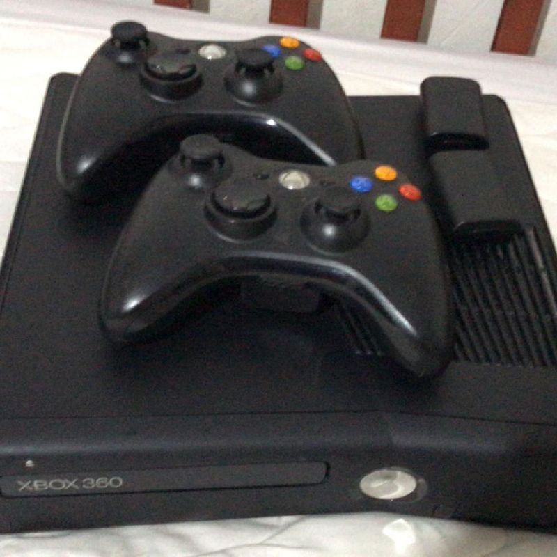 Xbox 360 Destravado CD com 2 controle com fio +1Brinde (desbloqueado) 110v  - Games Você Compra Venda Troca e Assistência de games em geral