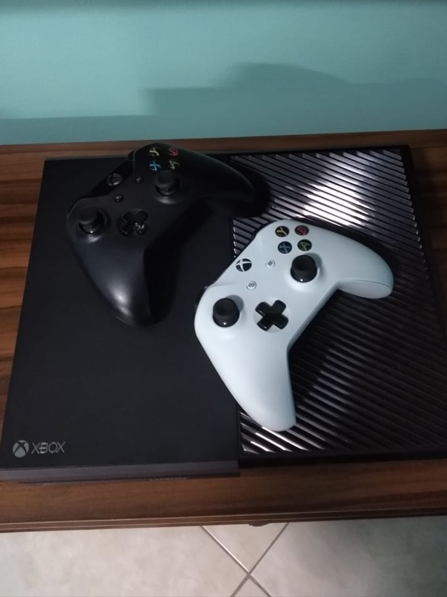 Console Xbox One 500GB + 2 Controle + 3 Jogos