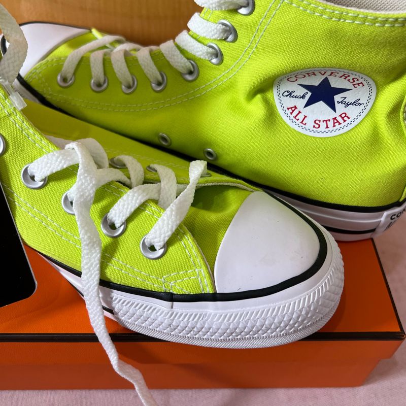 Converse hotsell verdes neon