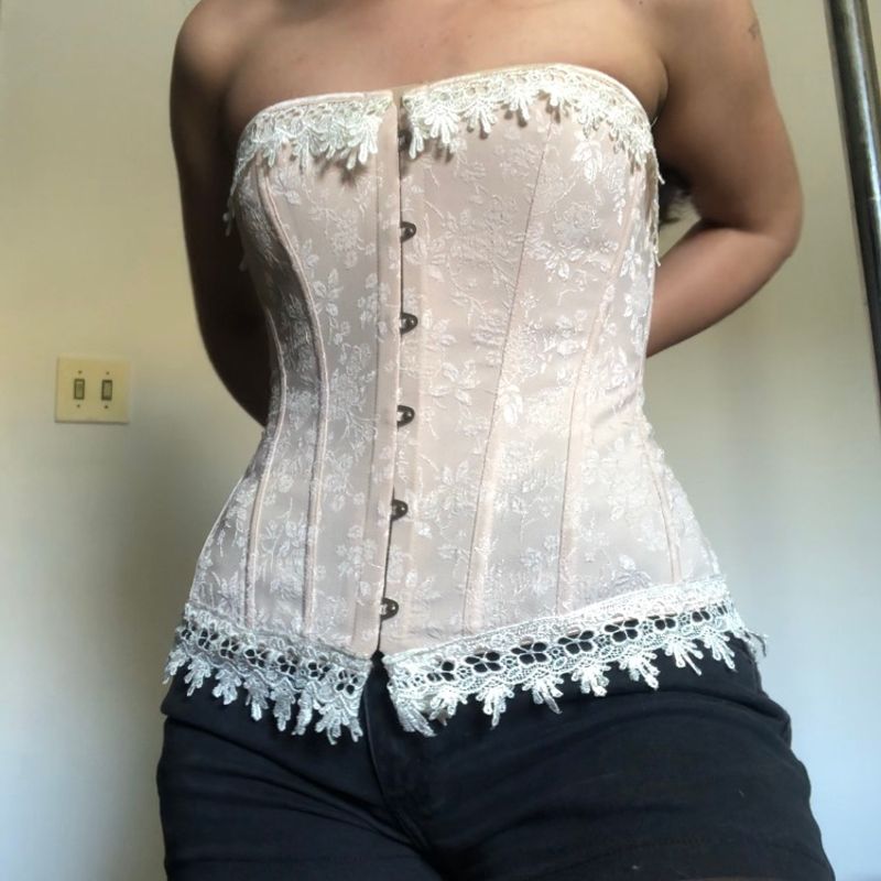 https://photos.enjoei.com.br/corset-branco-vintage-estiloso-com-amarracao-84701058/800x800/czM6Ly9waG90b3MuZW5qb2VpLmNvbS5ici9wcm9kdWN0cy83NjgzNzA2LzE4OGE3NWE4ODQ1MmY4NjVkZGQ4YjVmYWI5N2EwOWFlLmpwZw