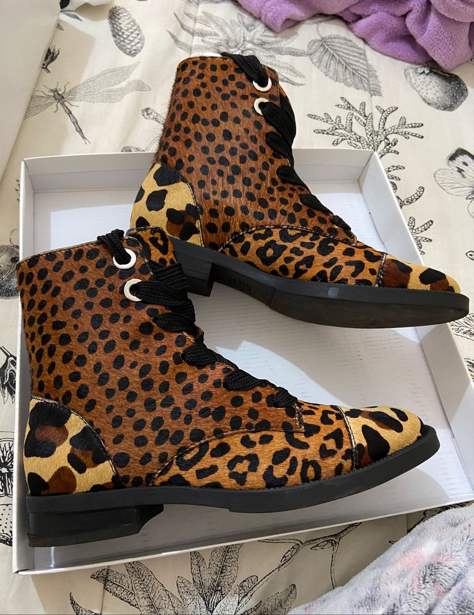 coturno animal print schutz