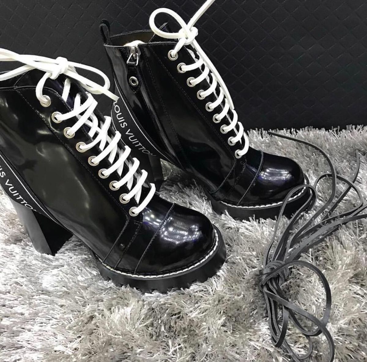 coturno louis vuitton preto