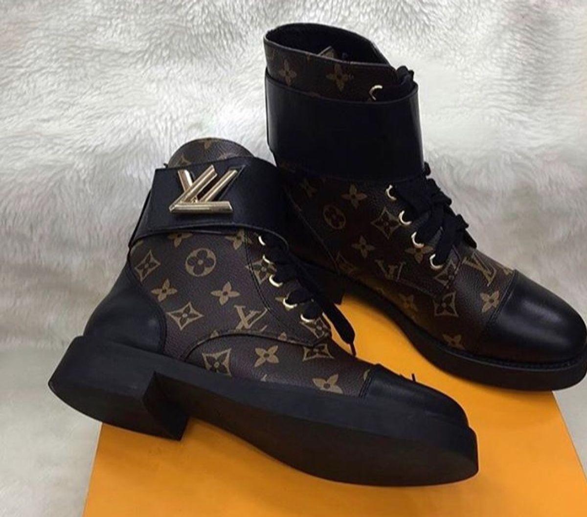coturno louis vuitton preto