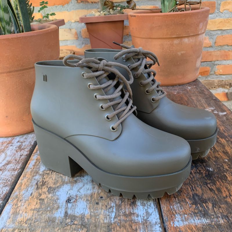 Bota coturno sale da melissa