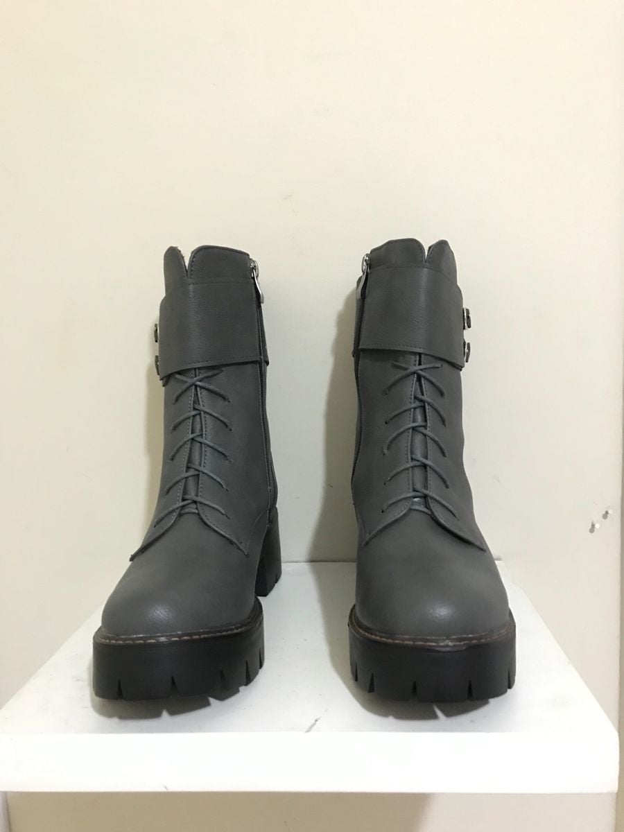 coturno feminino cinza