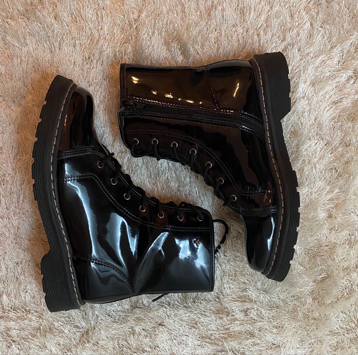 coturno cravo e canela preto verniz