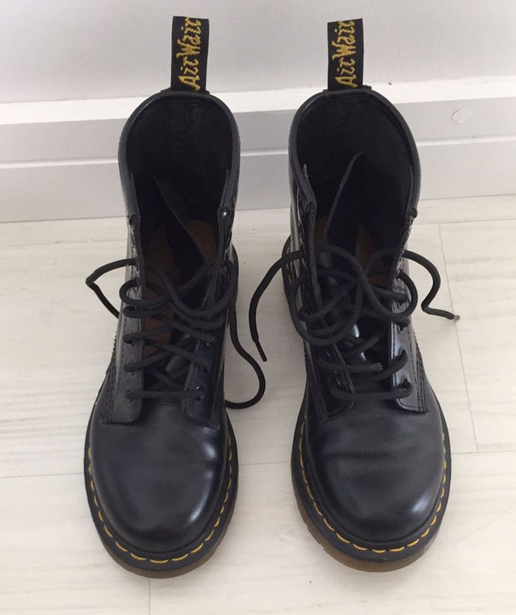 coturno dr martens usado