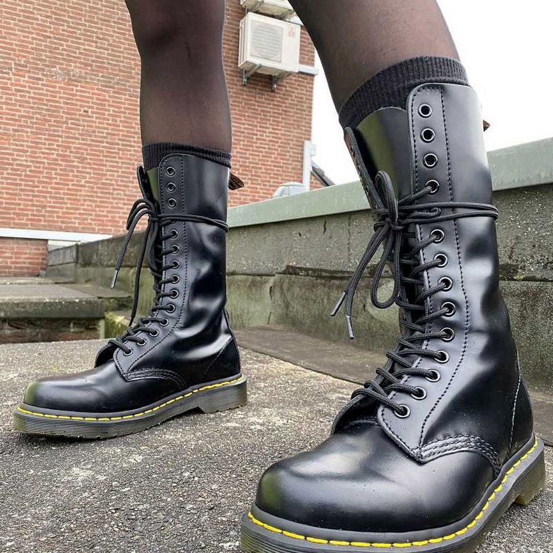 Coturno Dr. Martens Original Modelo 1914 Couro Leg timo Preto Cano Longo 14 Furos Punk Rock G tico Bota Feminina Dr. Martens Original Coturno Preto