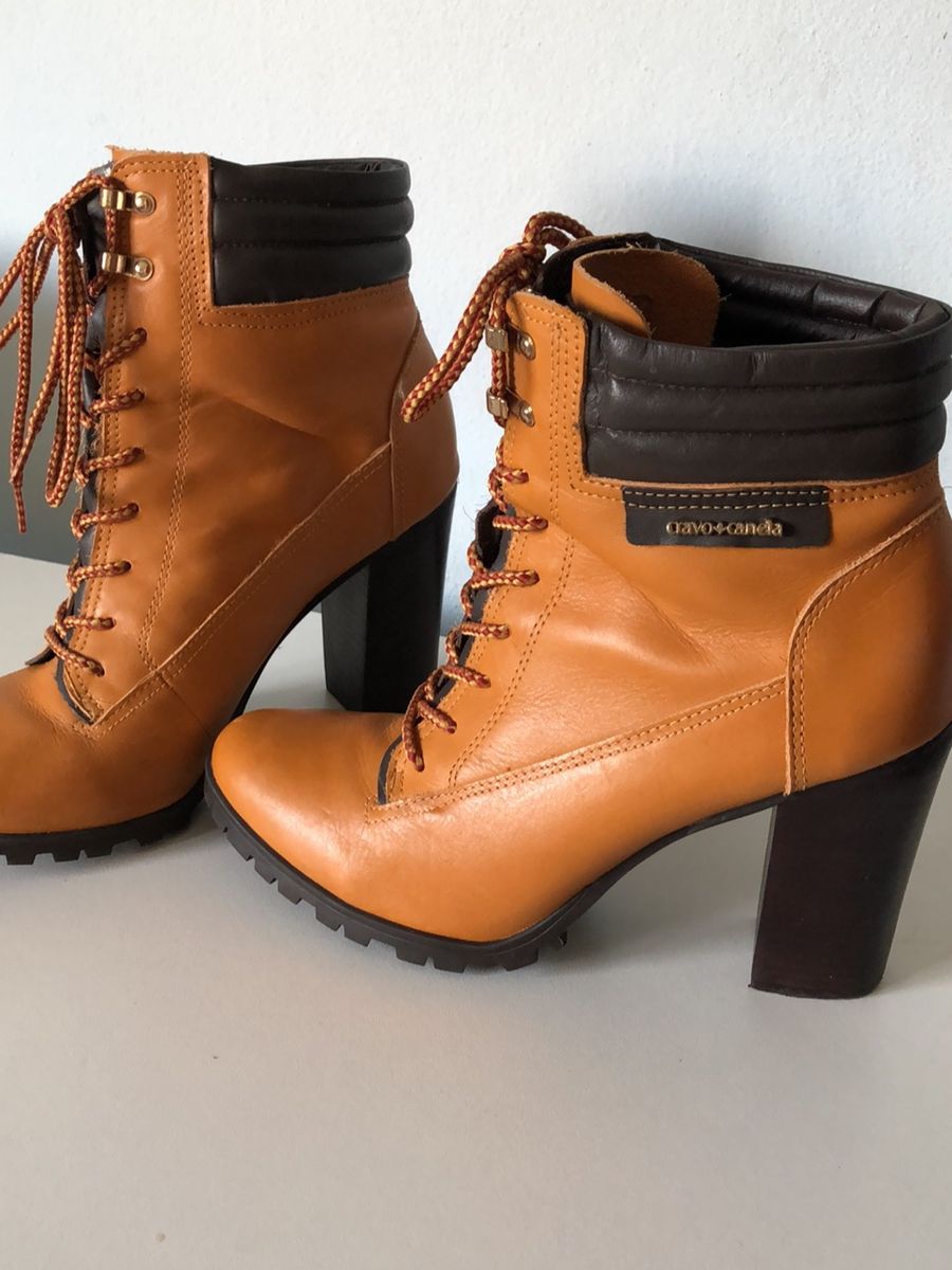 bota cor mostarda feminina